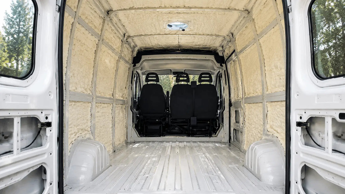 Isolation d’un van, fourgon ou bus aménagé avec de la mousse polyuréthane