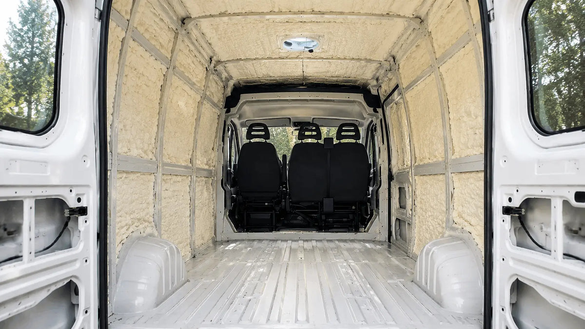 Isolation d’un van, fourgon ou bus aménagé avec de la mousse polyuréthane