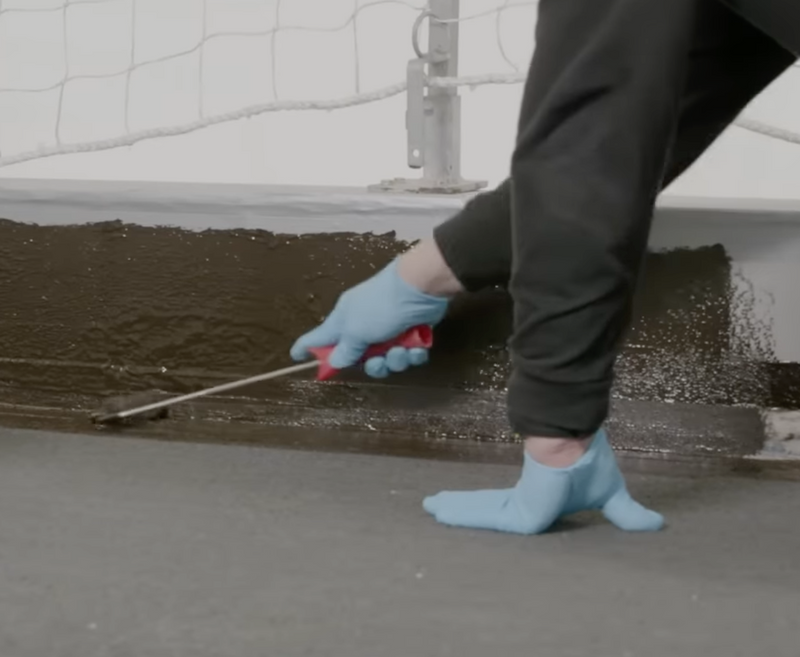 Application de la deuxième couche d’ALSAN FLASHING au rouleau