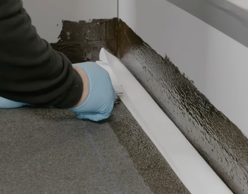 Pose du voile de renfort dans l’angle avant application d’ALSAN FLASHING