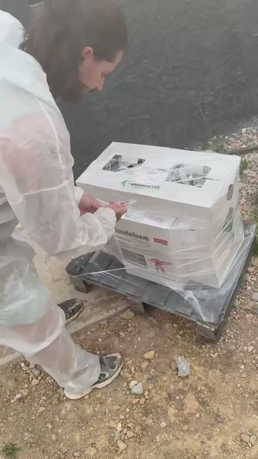 Projection de mousse polyuréthane Soudal MAXTWO HFO sur une façade, du déballage du kit à l'isolation terminée