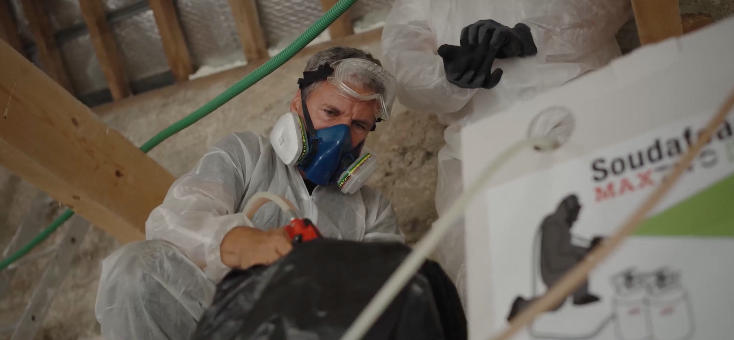 Démonstration en français du système mousse polyuréthane bi-composant Soudal MAXTWO HFO
