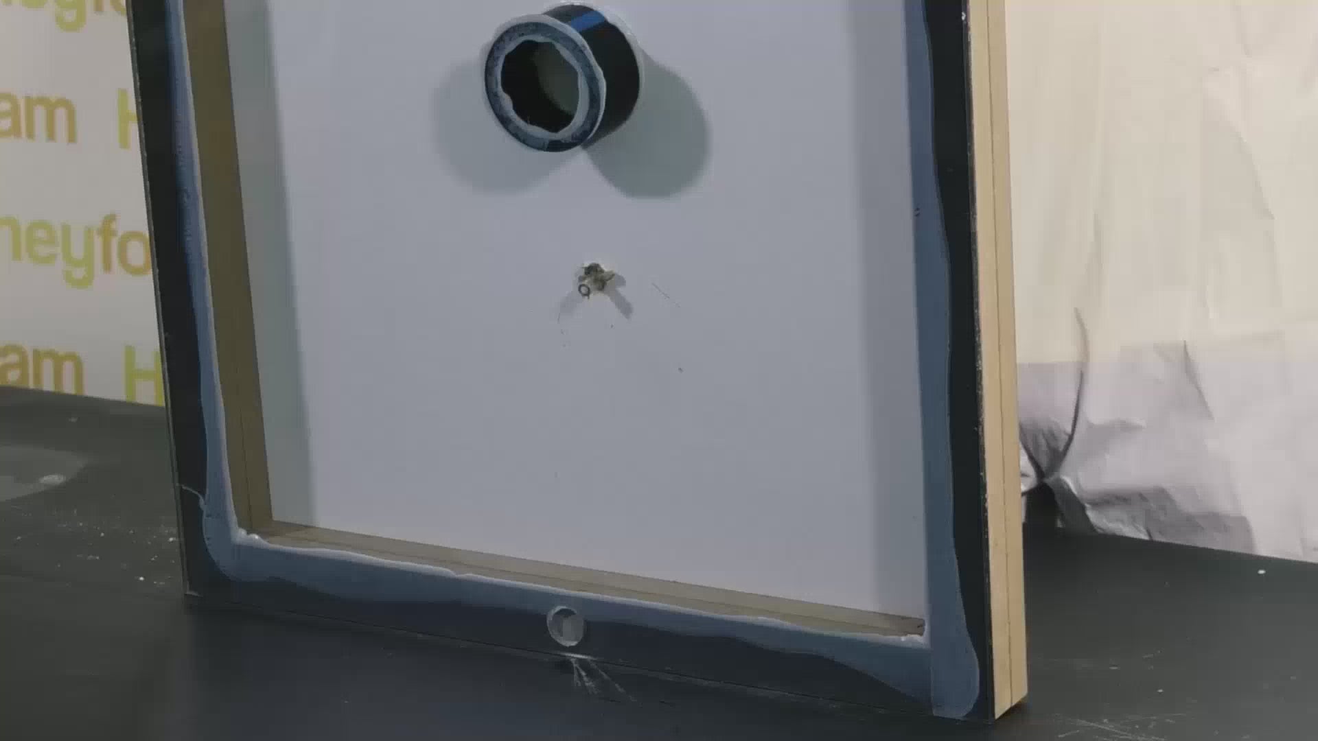 Vidéo d’application du kit Honeyfoam SR – mousse polyuréthane bi-composant à injection pour isolation thermique, remplissage de cavités et calorifugeage.