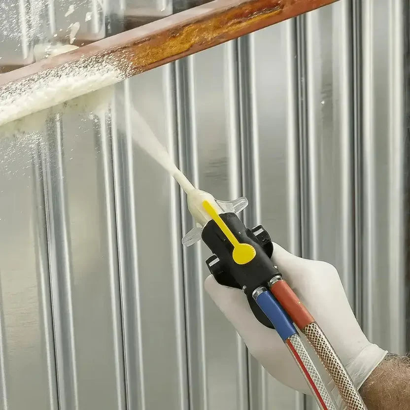Projection de mousse polyuréthane bi-composant au pistolet sur un bardage métallique