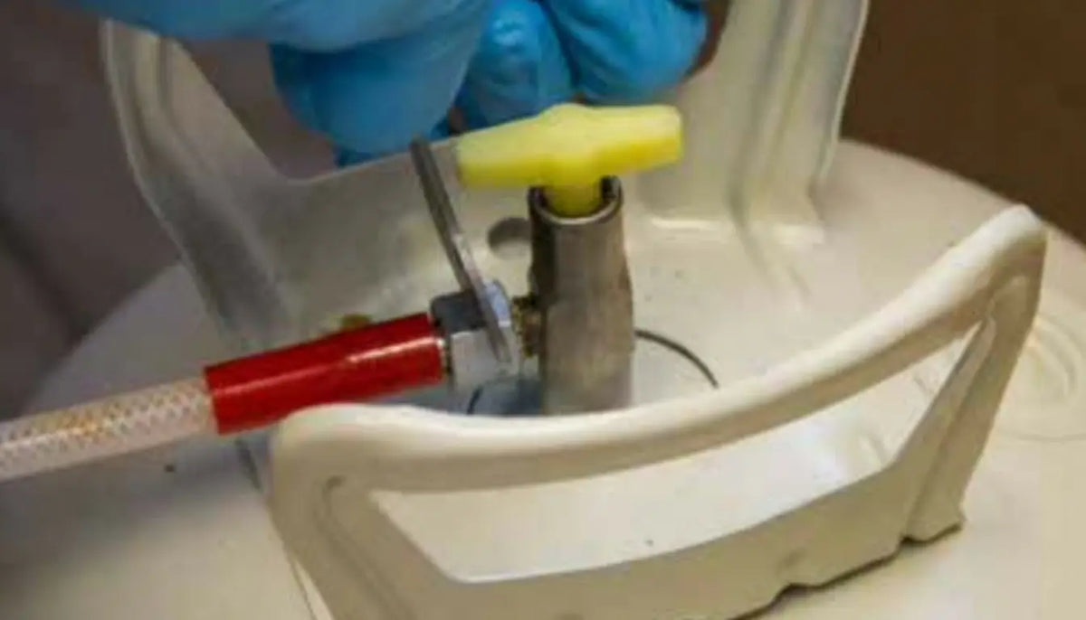 Raccordement du tuyau sur la bonbonne Soudafoam MAXTWO HFO avec clé de serrage